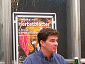 Der Autor Taavi Soininvaara bei einer Lesung in Stadtbibliothek von Mülheim an der Ruhr (rechts mit im Bild Klaus Peter Böttger - Stadtbibliothek)
