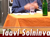 Der Autor Taavi Soininvaara bei einer Lesung in Stadtbibliothek von Mülheim an der Ruhr (rechts mit im Bild Klaus Peter Böttger - Stadtbibliothek)